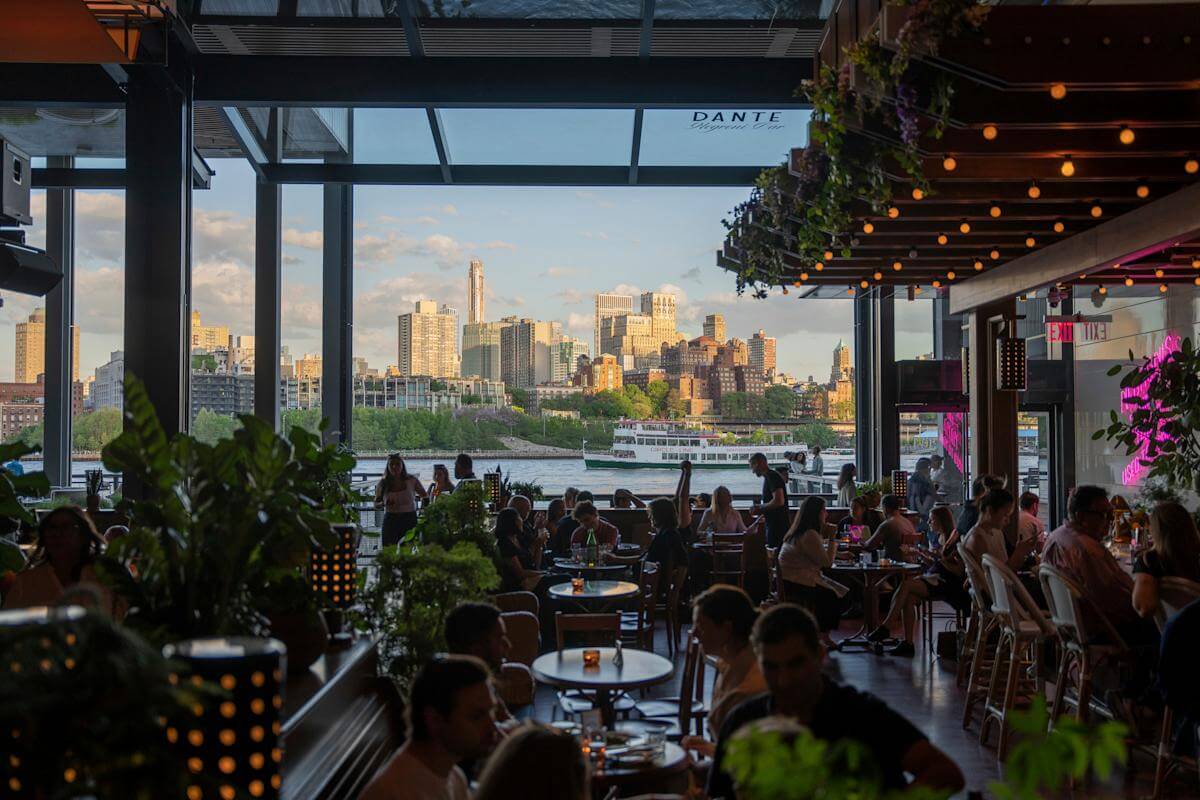 Giới thiệu về The Fulton – Biểu tượng ẩm thực hải sản giữa lòng New York 3 Khách hàng thưởng thức ẩm thực tại The Fulton